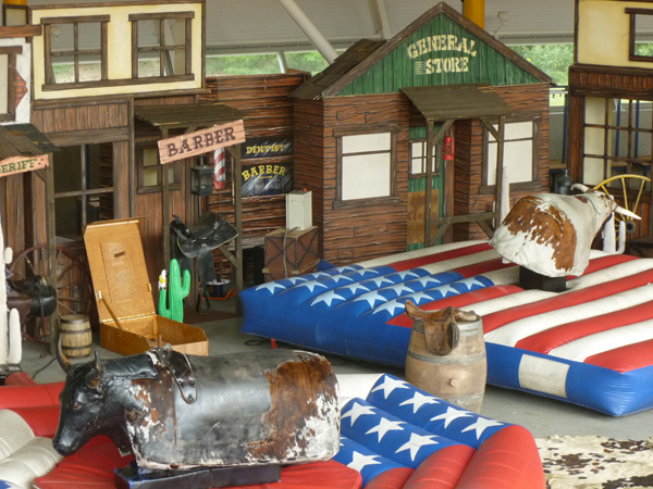 Klik op de foto voor meer grote country en westerndecors voor een westernparty