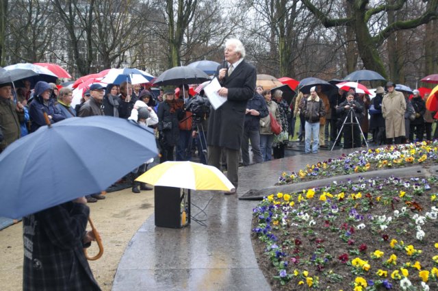 onthulling_standbeeldjoostvandenvondel_amsterdamgrootbeeldpresentatieeslevents22.jpg