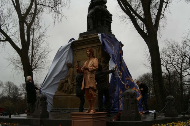 onthulling_standbeeldjoostvandenvondel_amsterdamgrootbeeldpresentatieeslevents28.jpg