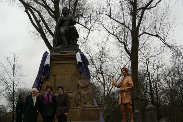 onthulling_standbeeldjoostvandenvondel_amsterdamgrootbeeldpresentatieeslevents31.jpg