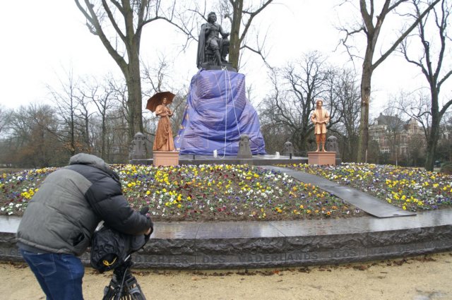 onthulling_standbeeldjoostvandenvondel_amsterdamgrootbeeldpresentatieeslevents5.jpg