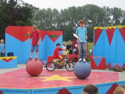 kunsten op de evenwichtsballen of of een bmxfiets