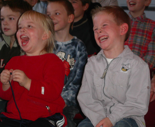 Daar krijg je zelf toch ook plezier van als je die ziet Lachen gieren brullen met didoedel de clown