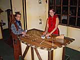 Roulette en Black jack tafel voor een gezellig gokspelletje op amusementsbasis op uw westernfeest